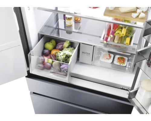 Intérieur d''un réfrigérateur avec fruits, légumes, filtre à eau et boissons