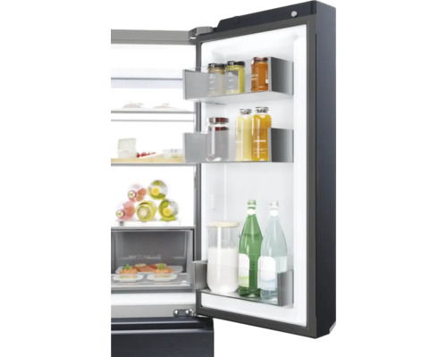 Réfrigérateur ouvert rempli de produits alimentaires conservés