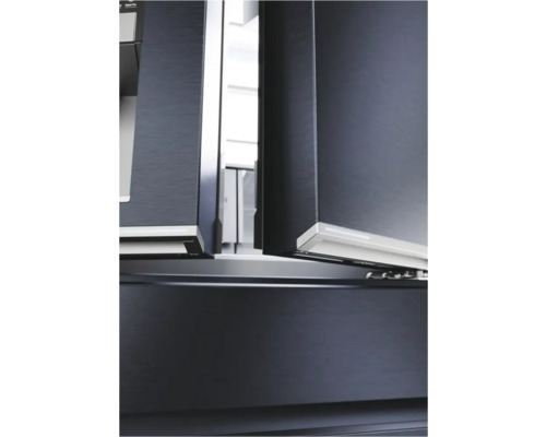 Portes d''armoire ouvertes avec surface métallique