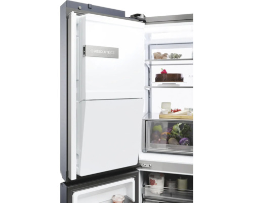 Geöffneter Kühlschrank mit Lebensmitteln auf Regalen