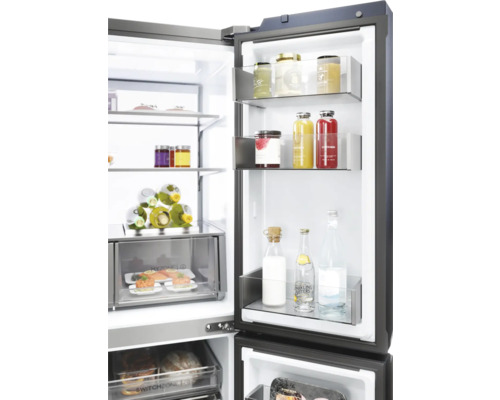 Geöffneter Kühlschrank mit Lebensmitteln