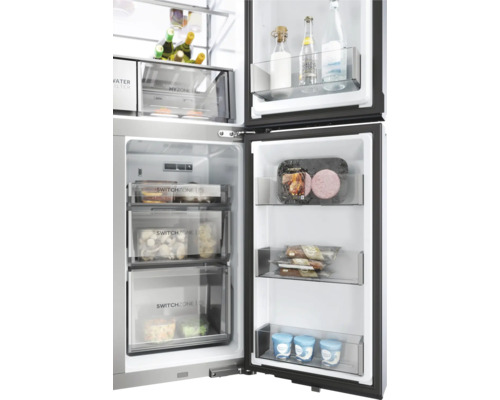 Innenansicht eines Kühlschranks mit verschiedenen Lebensmitteln in Fächern und Behältern.