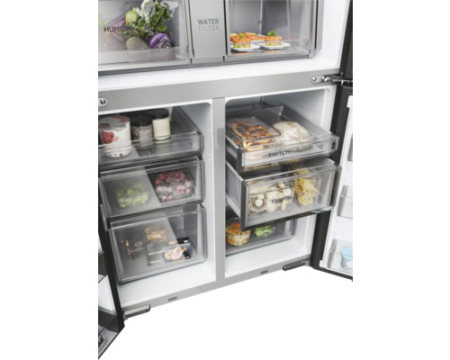 Innenansicht eines Kühlschranks mit Gemüse, Obst und anderen Lebensmitteln in Schubladen