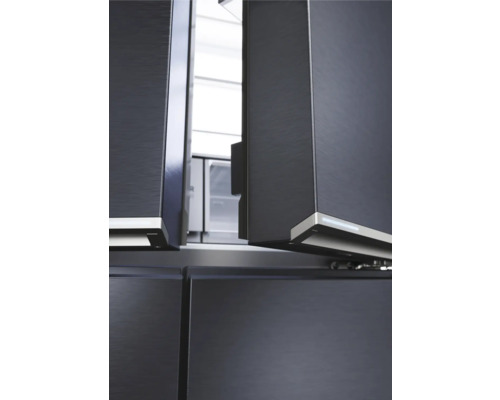 Geöffneter Kühlschrank mit schwarzen Fronten in einer Küche.