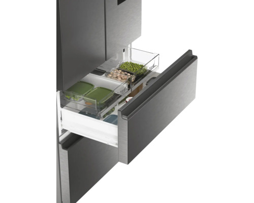 Vue détaillée d''un réfrigérateur avec un tiroir ouvert et des aliments dans des récipients transparents.