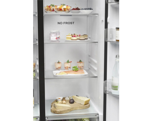 Intérieur d''un réfrigérateur avec divers aliments et fonction No Frost