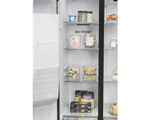 Réfrigérateur rempli avec fonction No Frost et aliments sur des étagères en verre