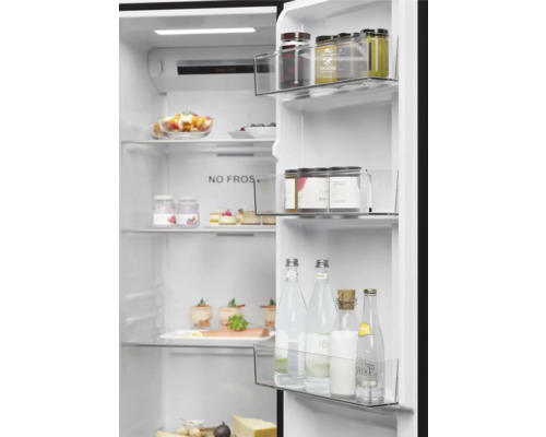 Vue intérieure d''un réfrigérateur avec des aliments sur les étagères