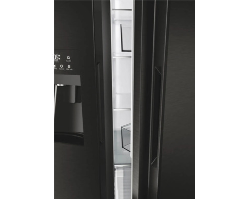 Réfrigérateur ouvert avec des étagères