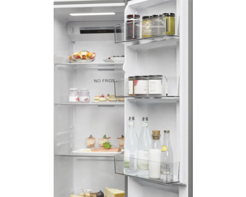 Intérieur d''un réfrigérateur avec des aliments sur des étagères en verre