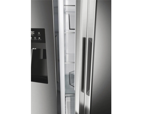 Réfrigérateur ouvert avec distributeur de glaçons et compartiments