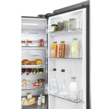 Réfrigérateur ouvert avec des aliments dans les étagères et les compartiments de porte