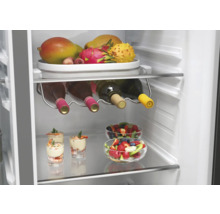 Intérieur du réfrigérateur avec aliments et boissons.