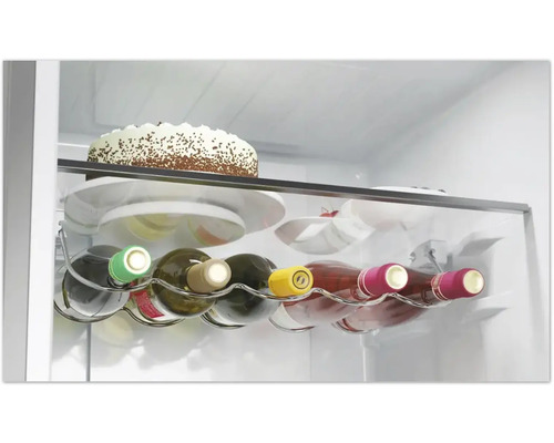 Intérieur d''un réfrigérateur avec un gâteau et un casier à vin contenant plusieurs bouteilles de vin.