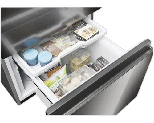 Réfrigérateur avec tiroir ouvert et aliments