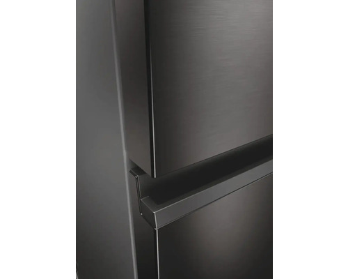 Vue détaillée d''un réfrigérateur avec une poignée