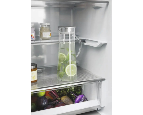 Intérieur d''un réfrigérateur avec récipient en verre et aliments frais