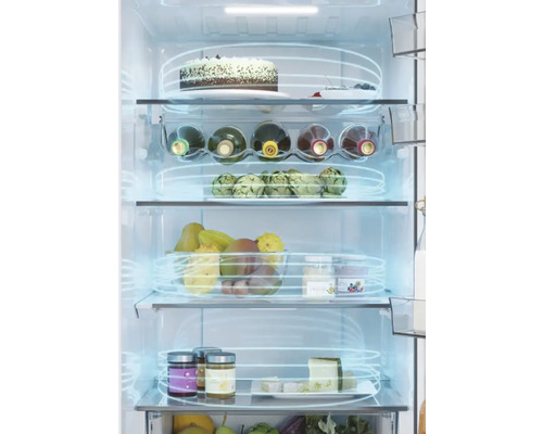 Vue intérieure d''un réfrigérateur avec des aliments sur des étagères en verre