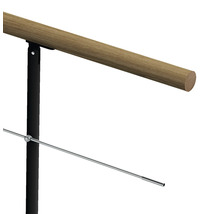 Garde-corps avec main courante en bois, supports en métal et barre de garde-corps