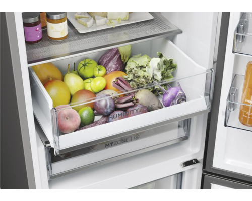 Innenansicht eines Kühlschranks mit einer Schublade gefüllt mit Obst und Gemüse