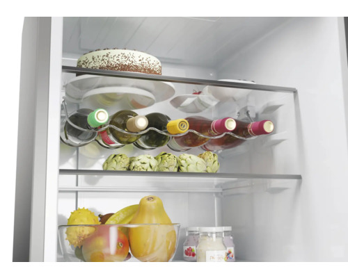 Innenansicht eines Kühlschranks mit Lebensmitteln und Flaschen