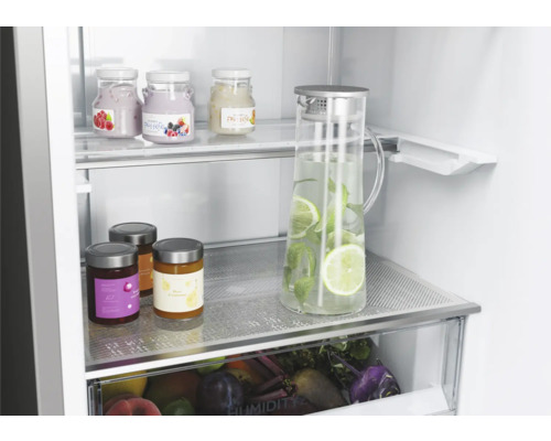 Innenansicht eines Kühlschranks mit Lebensmitteln auf den Regalen