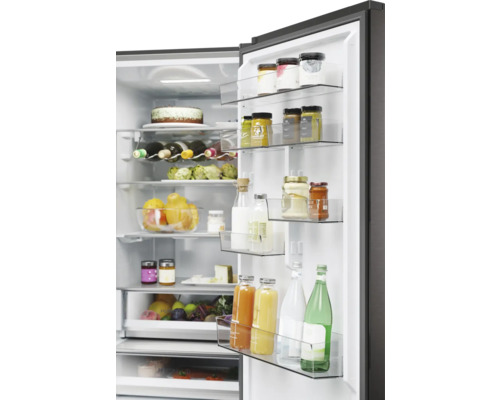 Innenansicht eines Kühlschranks mit Lebensmitteln auf den Regalen