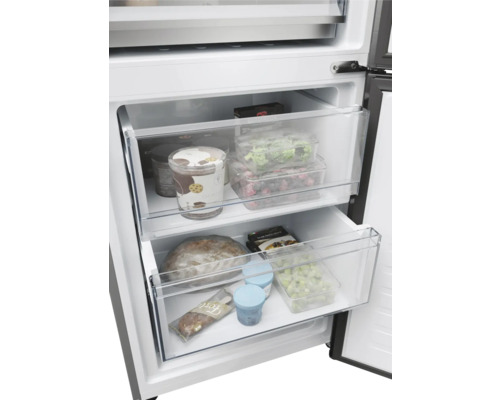 Gefüllter Kühlschrank mit transparenten Schubladen zur Aufbewahrung von Lebensmitteln.