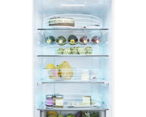 Innenansicht eines Kühlschranks mit Lebensmitteln auf Glasböden