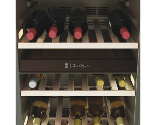 Weinlagerschrank mit Holzregalen und Dual Space Kennzeichnung