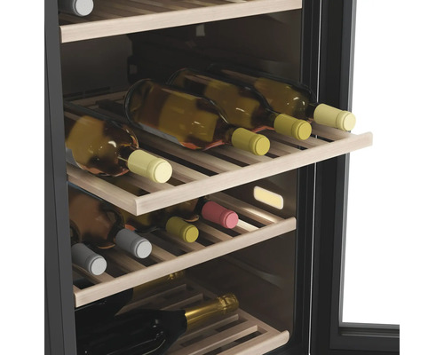 Innenansicht eines Weinkühlschranks mit mehreren Weinflaschen auf Holzregalen