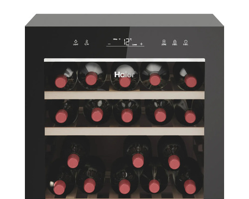 Weinkühlschrank mit Flaschen auf Holzregalen und Haier Logo