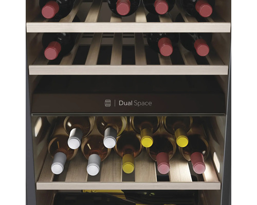 Weinkühlschrank mit zwei Temperaturzonen und Holzregalen mit Weinflaschen