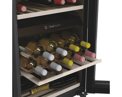 Weinkühlschrank mit Holzregalen und gelagerten Weinflaschen