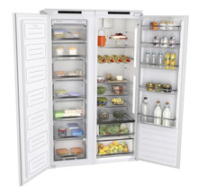 Réfrigérateur combiné blanc ouvert avec des aliments.