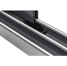 Detailansicht einer Aluminium-Gleitschiene für Fenster oder Türen.