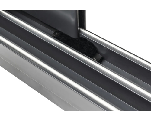 Detailansicht einer Aluminium-Gleitschiene für Fenster oder Türen.