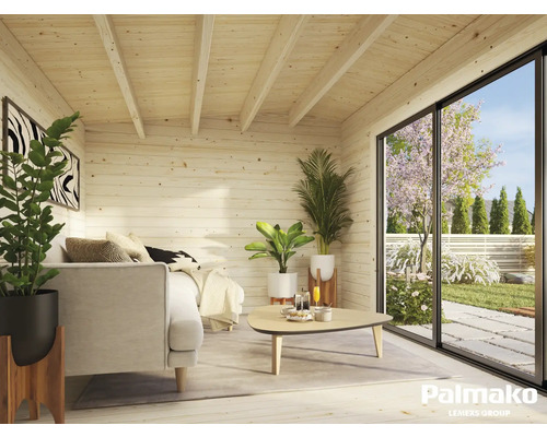 Innenansicht eines Holzgartenhauses mit Sofa, Tisch und Panoramafenster mit Blick auf den Garten.