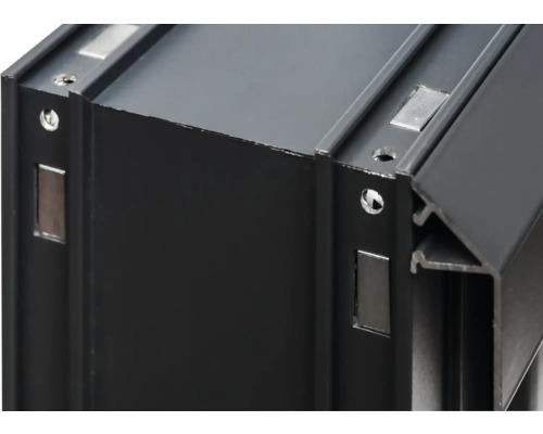 Vue détaillée d''un profilé en aluminium noir avec des aimants rectangulaires et des trous de vis