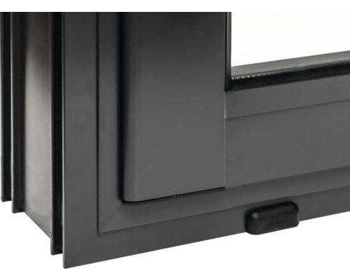 Vue détaillée d''une fenêtre coulissante en plastique gris.