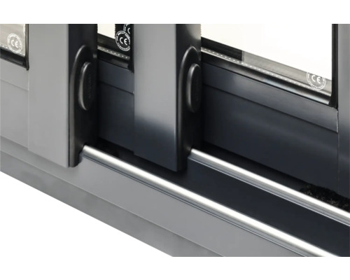 Vue détaillée d''une fenêtre coulissante en aluminium avec poignée