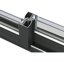 Detailansicht eines Aluminiumschiebetürrahmens mit Glasfüllung