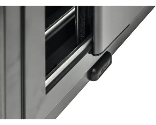 Detailansicht eines Schranks mit Schiebetüren und Griff