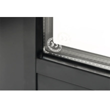 Detailansicht eines Fensterrahmens mit CE Kennzeichen