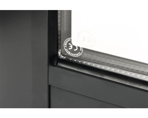 Detailansicht eines Fensterrahmens mit CE Kennzeichen