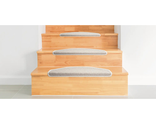 Escalier en bois avec des tapis de marche