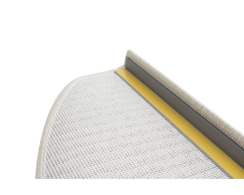 Gros plan sur une marche d''escalier avec moquette et profilé de protection des bords