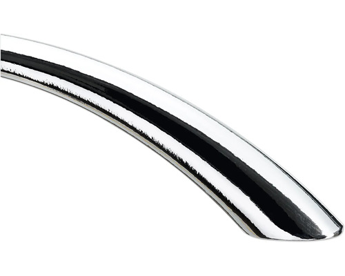 Gros plan d''une poignée métallique incurvée et brillante