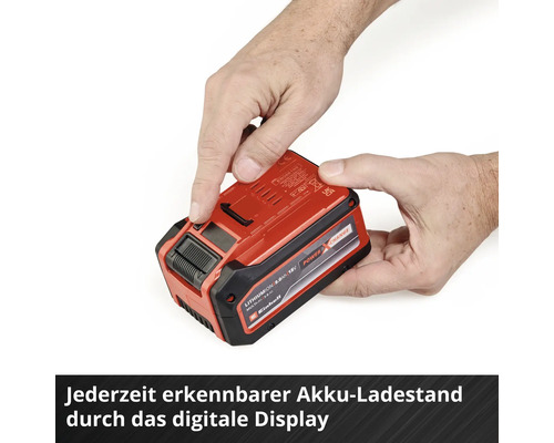 Einhell Akku mit digitaler Anzeige des Ladezustands wird von Händen gehalten