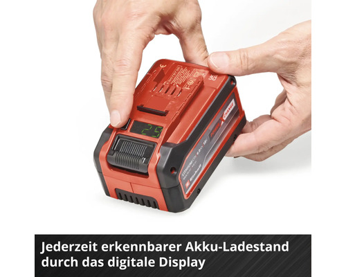 Einhell Akku mit digitaler Ladestandsanzeige wird von Händen gehalten